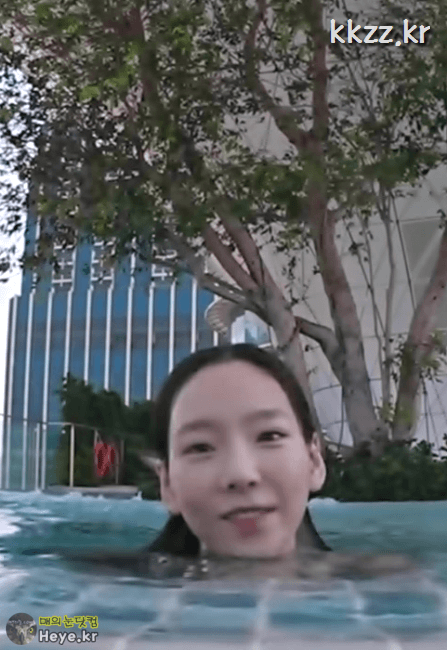 ํธํ
์์์ฅ์์ ์์์ ์ฆ๊ธฐ๋ ํ์ฐ.gif7.gif